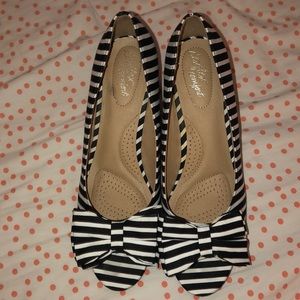 Adorable peep toe wedges